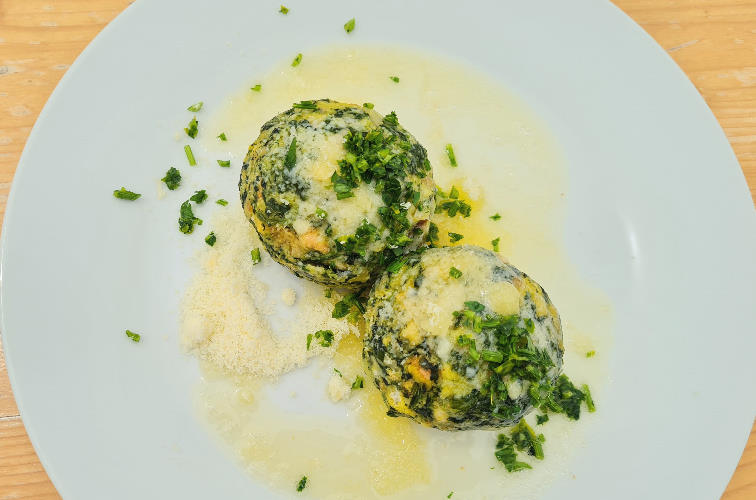 Rezept: Südtiroler Bärlauchknödel 2 Bärlauchknödel mit Butter und Parmesan