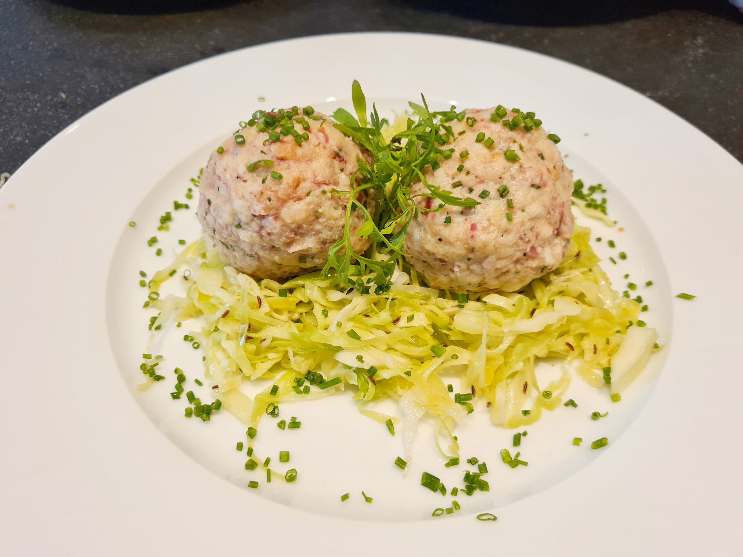 Rezept: Südtiroler Speckknödel 1 Südtiroler Speckknödel mit Krautsalat