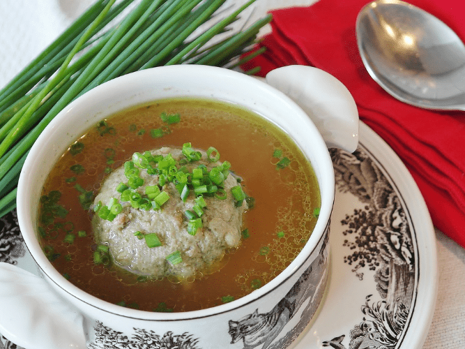 Rezept: Südtiroler Leberknödel 2 Südtiroler Leberknödel in Brühe