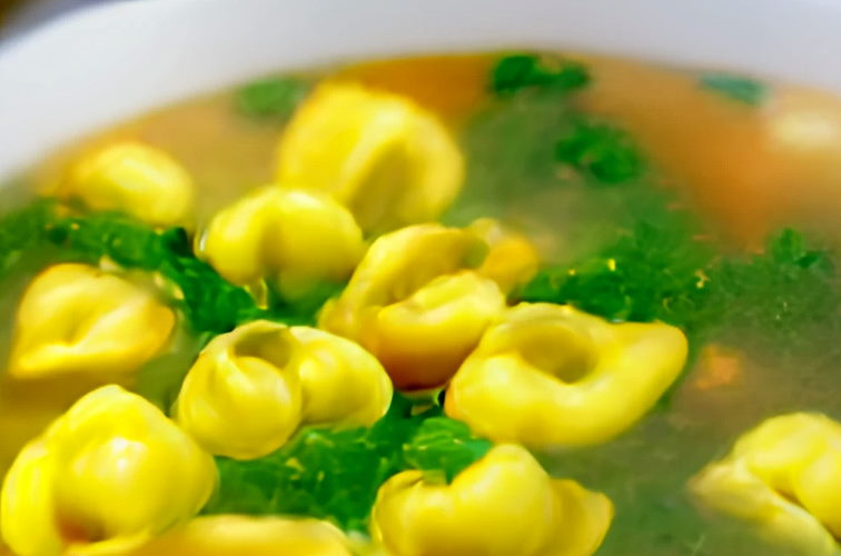 Tortellini in Brodo (Rezept schnell & einfach) 17 Tortellini in Brodo mit Basilikum und Schnittlauch